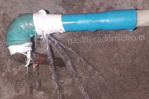 Gasfiter realizando una reparación a domicilio en Las Condes